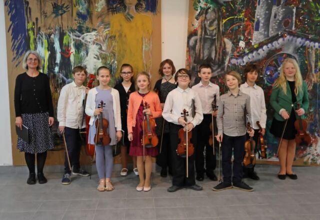 Včera se konalo v ZUŠ Česká Lípa krajské kolo soutěže smyčcových souborů a orchestrů a my si z něho přivezli dvě krásné ceny - Komorní orchestr pod vedením paní učitelky Miroslavy Jeřábkové získal 2.místo 🥈 a Smyčcový soubor, též pod vedením paní učitelky Miroslavy Jeřábkové, získal krásné 1.místo! 🥇 Dětem a paní učitelce moc gratulujeme!👏🏼🎻
