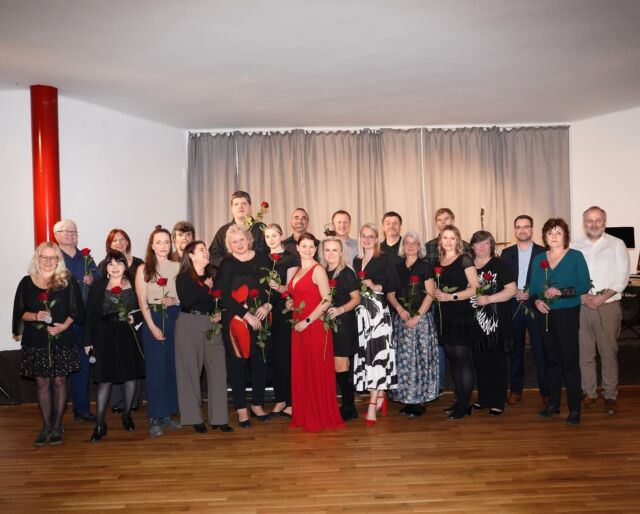 🎶 Děkujeme! 🎶Srdečně děkujeme všem, kteří přišli na Koncert učitelů ZUŠ a vytvořili úžasnou atmosféru! Vaše vřelé přijetí a podpora jsou pro nás obrovskou motivací.Velké poděkování patří také KC Golf Semily za poskytnutí krásných prostor a panu Špidlenovi za nádherné květiny.Těšíme se na další setkání u hudby! 🎵✨#ZUŠSemily #KoncertUčitelů #Děkujeme