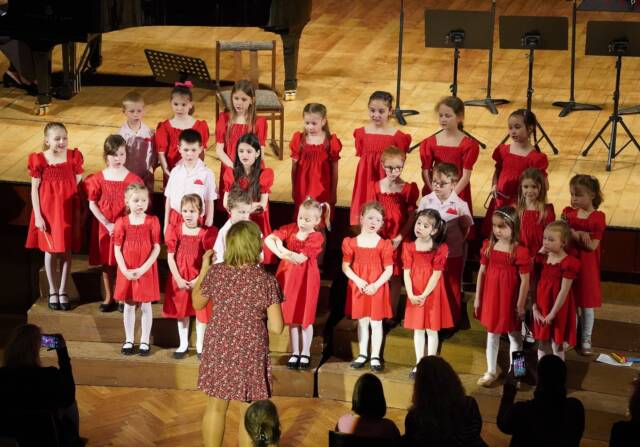 Velikonoční koncert žáků 🎶V úterý 15. dubna 2025 se konal náš již tradiční Velikonoční koncert, na kterém vystoupili žáci Hudebního 🎵, Tanečního 🩰 a Literárně-dramatického 🎭 oboru. Nechyběl ani náš sbor nejmladších dětí Sedmikráska 🌼 O moderování se postarali Magdalena Bartoňová a náš pan řídící Jaroslav Patočka 😎
Děkujeme všem žákům, jejich učitelům a korepetitorům ❤️